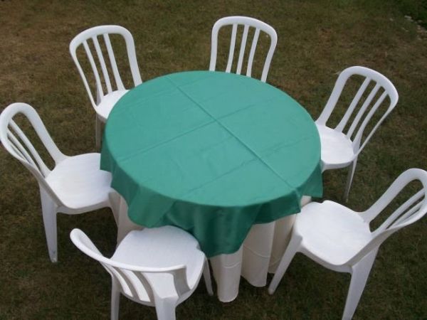 mesa cadeiras toalhas e tampo